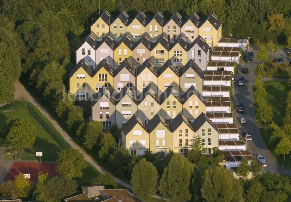 Luftaufnahme Gelsenkirchen - Einfamilienhaus- Wohngebiet mit Neubau- Reihenhausbauten der Solarsiedlung Gelsenkirchen- Bismarck Sonnenhof im Bundesland Nordrhein-Westfalen NRW