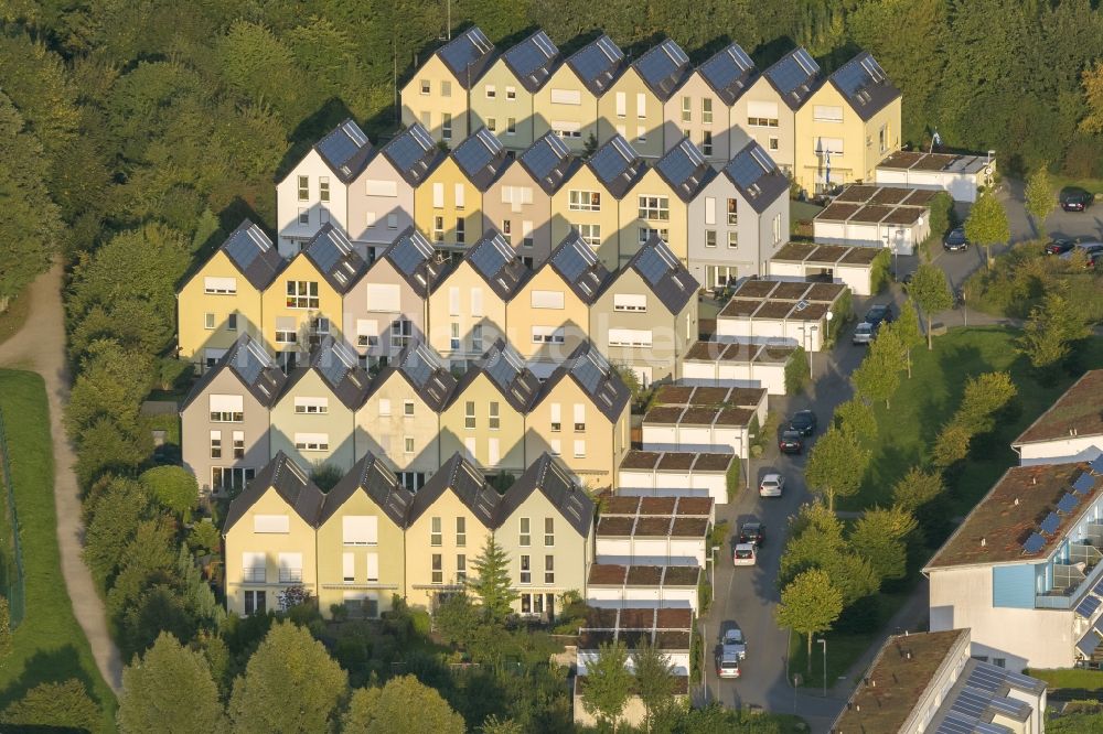 Gelsenkirchen aus der Vogelperspektive: Einfamilienhaus- Wohngebiet mit Neubau- Reihenhausbauten der Solarsiedlung Gelsenkirchen- Bismarck Sonnenhof im Bundesland Nordrhein-Westfalen NRW