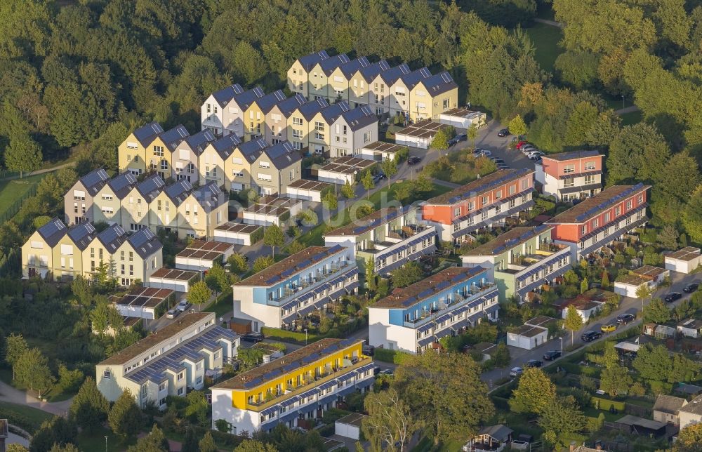 Luftbild Gelsenkirchen - Einfamilienhaus- Wohngebiet mit Neubau- Reihenhausbauten der Solarsiedlung Gelsenkirchen- Bismarck Sonnenhof im Bundesland Nordrhein-Westfalen NRW