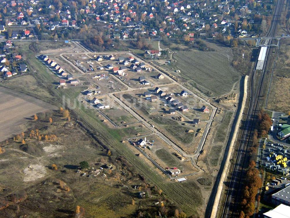 Luftaufnahme Hoppegarten / Brandenburg - Einfamilienhausneubau nördlich der S-Bahnlinie am Gewerbegebiet Hoppegarten / BRB / Birkenstein