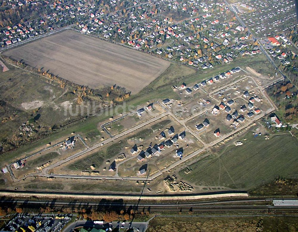 Hoppegarten / Brandenburg aus der Vogelperspektive: Einfamilienhausneubau nördlich der S-Bahnlinie am Gewerbegebiet Hoppegarten / BRB / Birkenstein