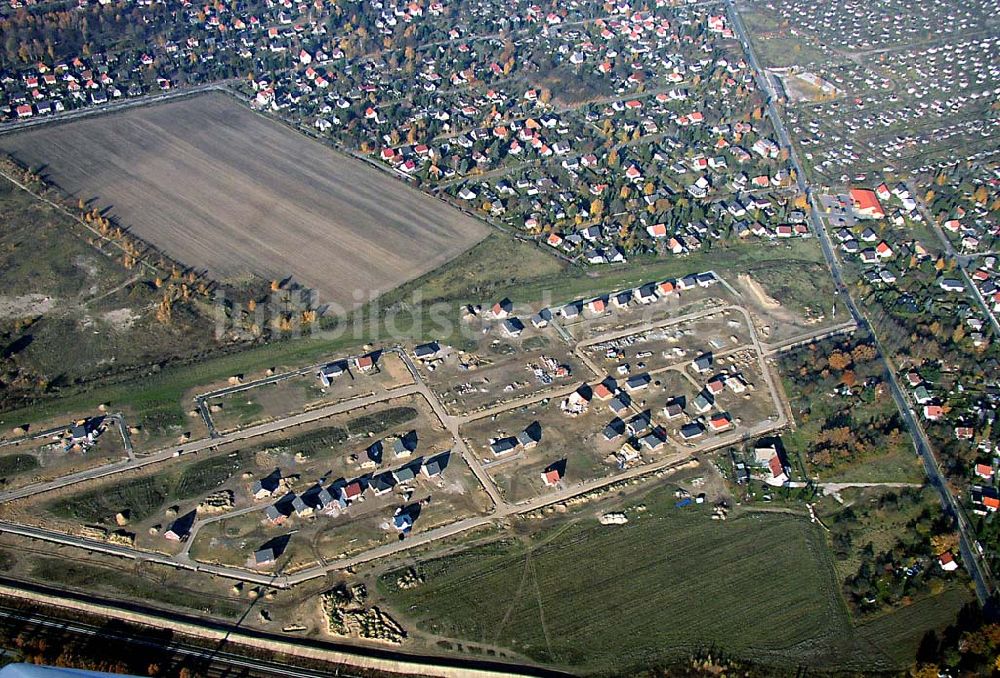 Luftbild Hoppegarten / Brandenburg - Einfamilienhausneubau nördlich der S-Bahnlinie am Gewerbegebiet Hoppegarten / BRB / Birkenstein