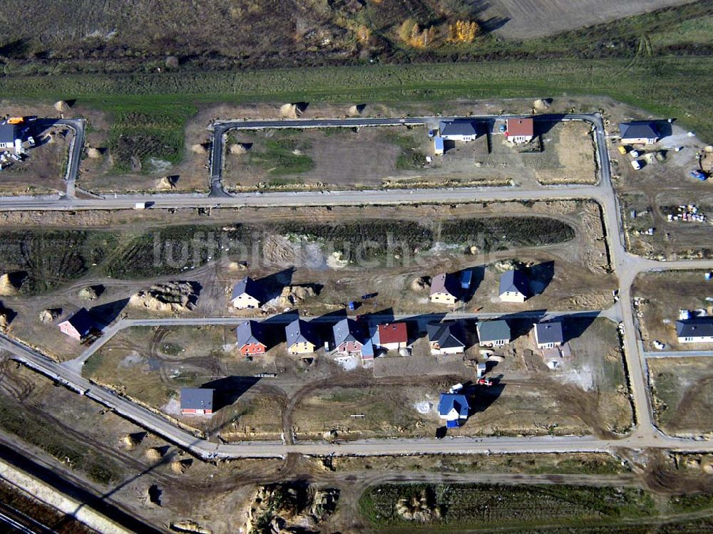 Luftaufnahme Hoppegarten / Brandenburg - Einfamilienhausneubau nördlich der S-Bahnlinie am Gewerbegebiet Hoppegarten / BRB / Birkenstein