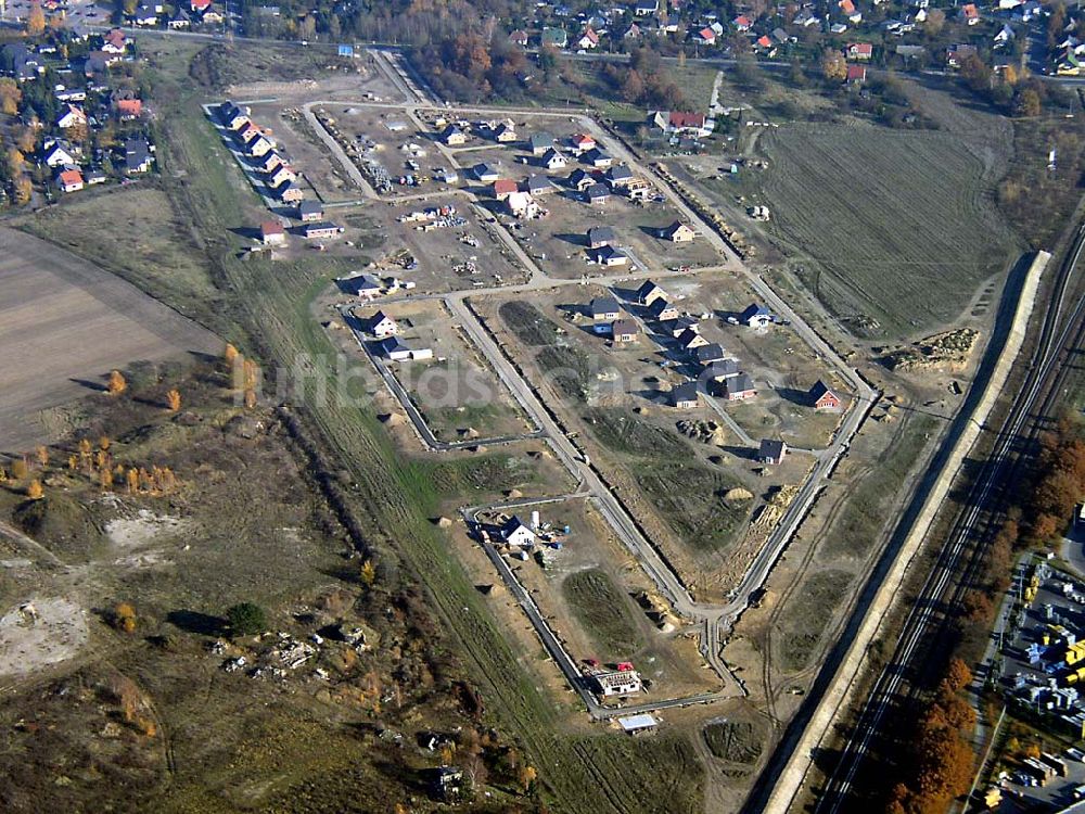 Hoppegarten / Brandenburg aus der Vogelperspektive: Einfamilienhausneubau nördlich der S-Bahnlinie am Gewerbegebiet Hoppegarten / BRB / Birkenstein Ausführende Baufirmen H+H Expan GmbH