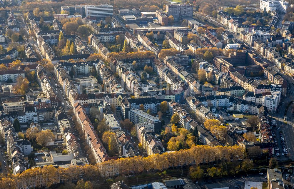 Ruhrallee West aus der Vogelperspektive: Einfamilienhäuser als Reihenhaussiedlung in Ruhrallee West im Bundesland Nordrhein-Westfalen, Deutschland