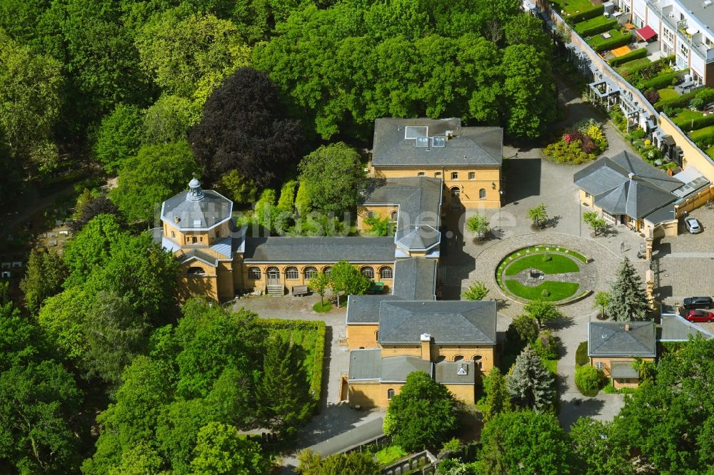 Luftbild Berlin - Eingang zum Gelände des Friedhofes Jüdischer Friedhof Weißensee im Ortsteil Weißensee in Berlin, Deutschland