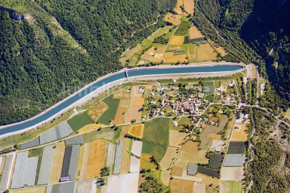 Luftaufnahme Rochebrune - Eingang zum unterirdischen Kanalverlauf in Rochebrune in Provence-Alpes-Cote d'Azur, Frankreich