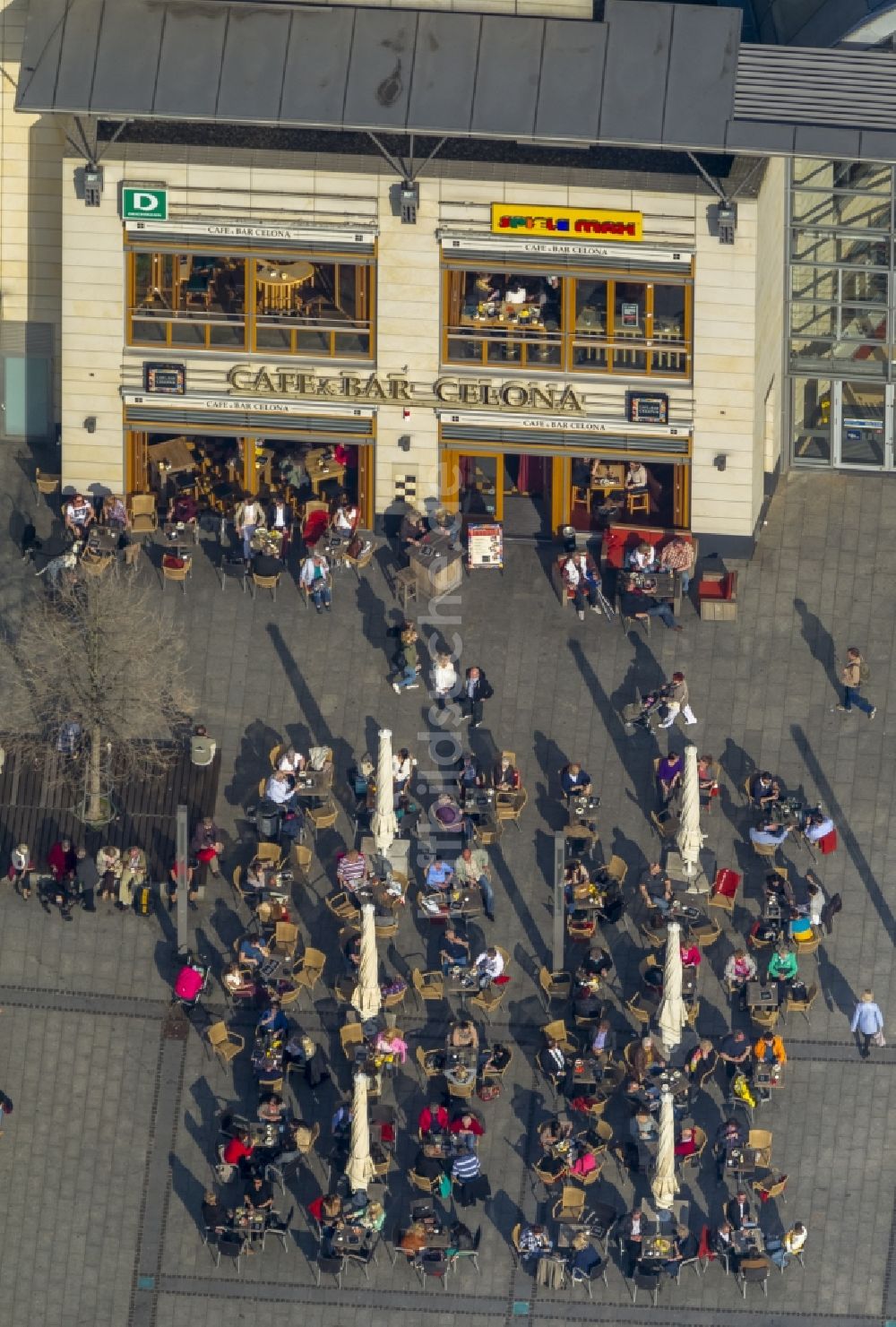 Hagen von oben - Eingangs- Fassade des Einkaufszentrums Volme-Galerie von Hagen im Bundesland Nordrhein-Westfalen NRW