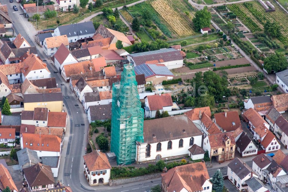 Ottersheim bei Landau von oben - Eingerüsteter Kirchenturm der katholischen Kirche in Ottersheim bei Landau im Bundesland Rheinland-Pfalz, Deutschland