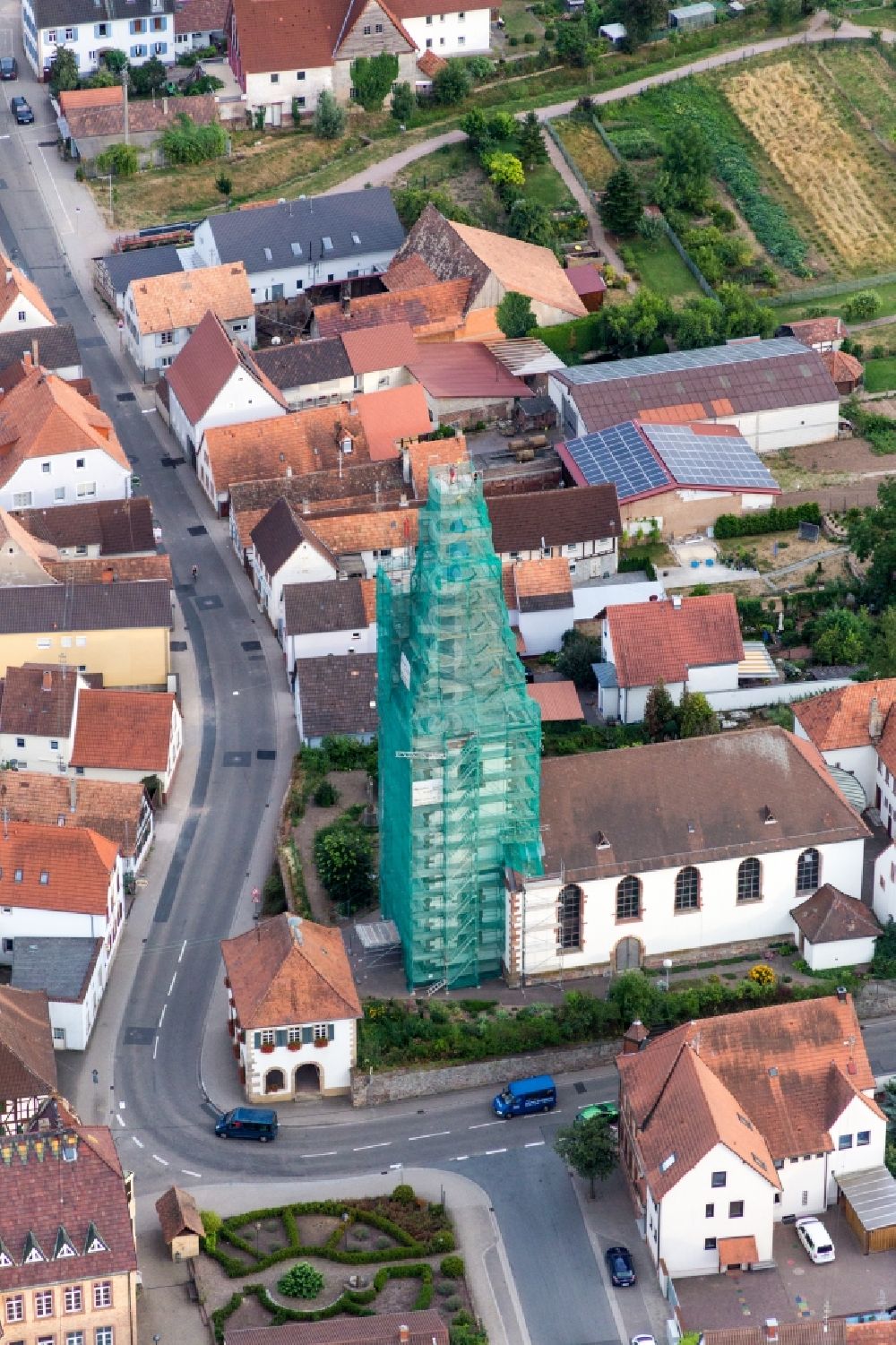 Ottersheim bei Landau aus der Vogelperspektive: Eingerüsteter Kirchenturm der katholischen Kirche in Ottersheim bei Landau im Bundesland Rheinland-Pfalz, Deutschland