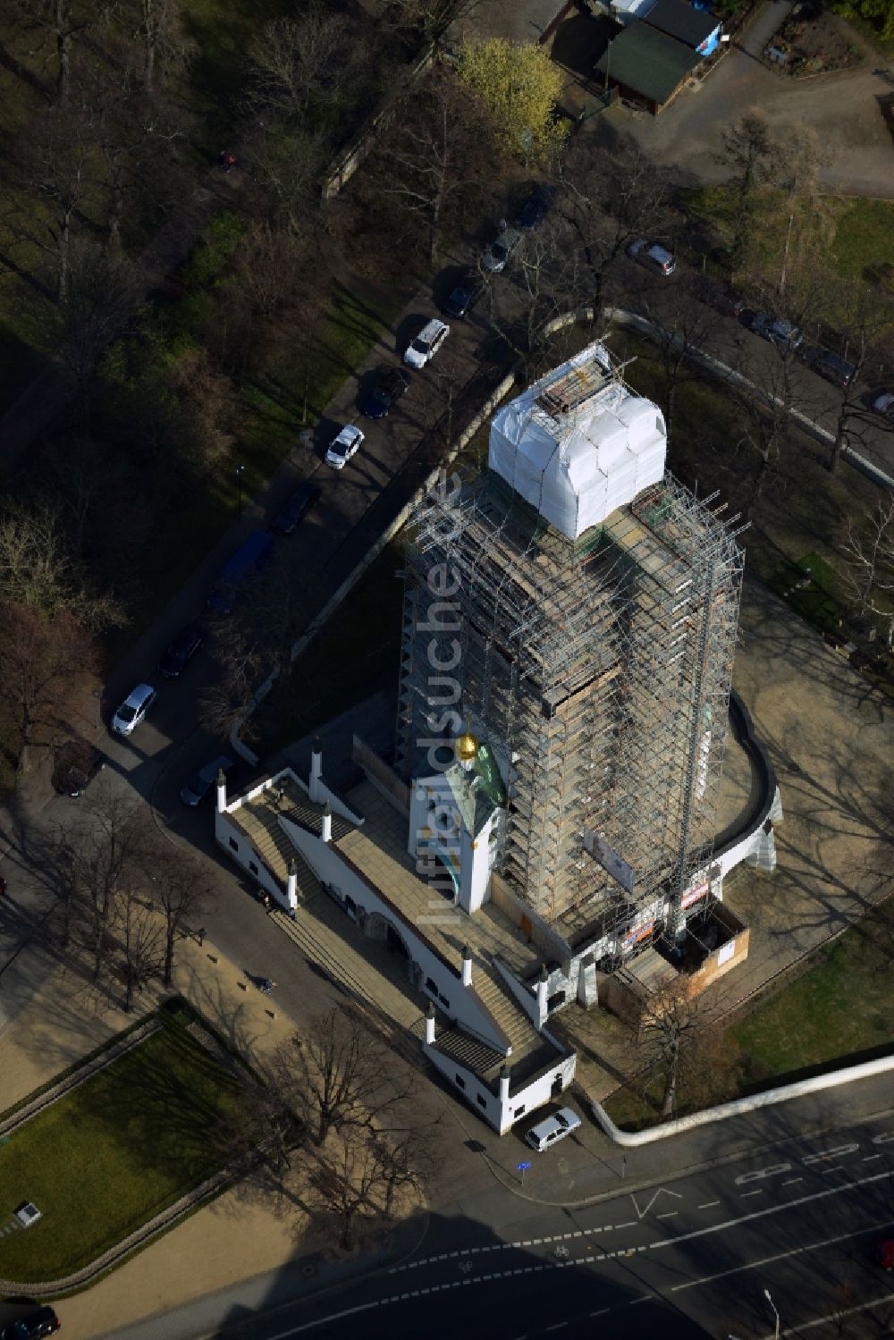 Leipzig von oben - Eingerüsteter Kirchenturm der Russischen - Orthodoxen Gedächtniskirche in Leipzig im Bundesland Sachsen