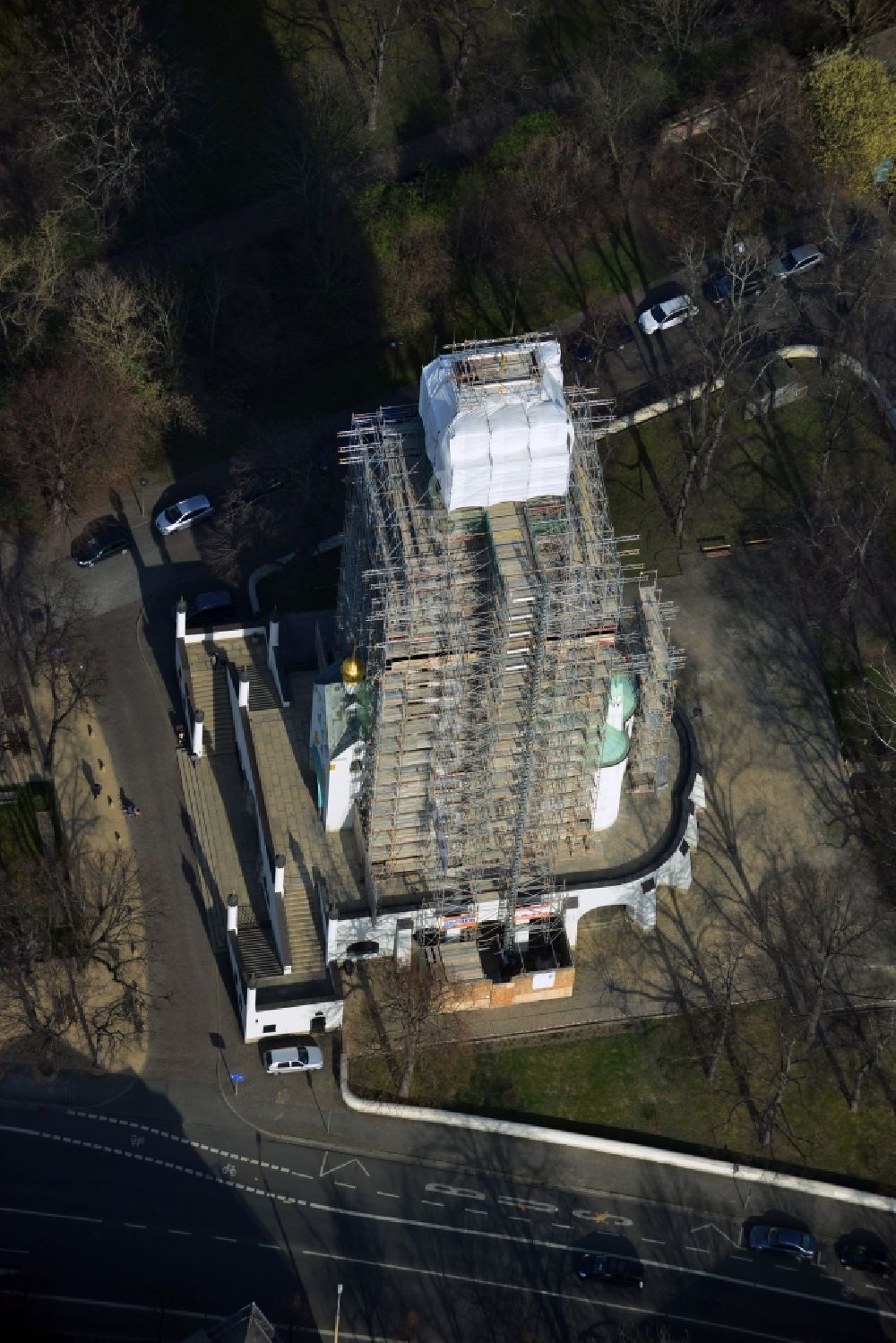 Leipzig aus der Vogelperspektive: Eingerüsteter Kirchenturm der Russischen - Orthodoxen Gedächtniskirche in Leipzig im Bundesland Sachsen