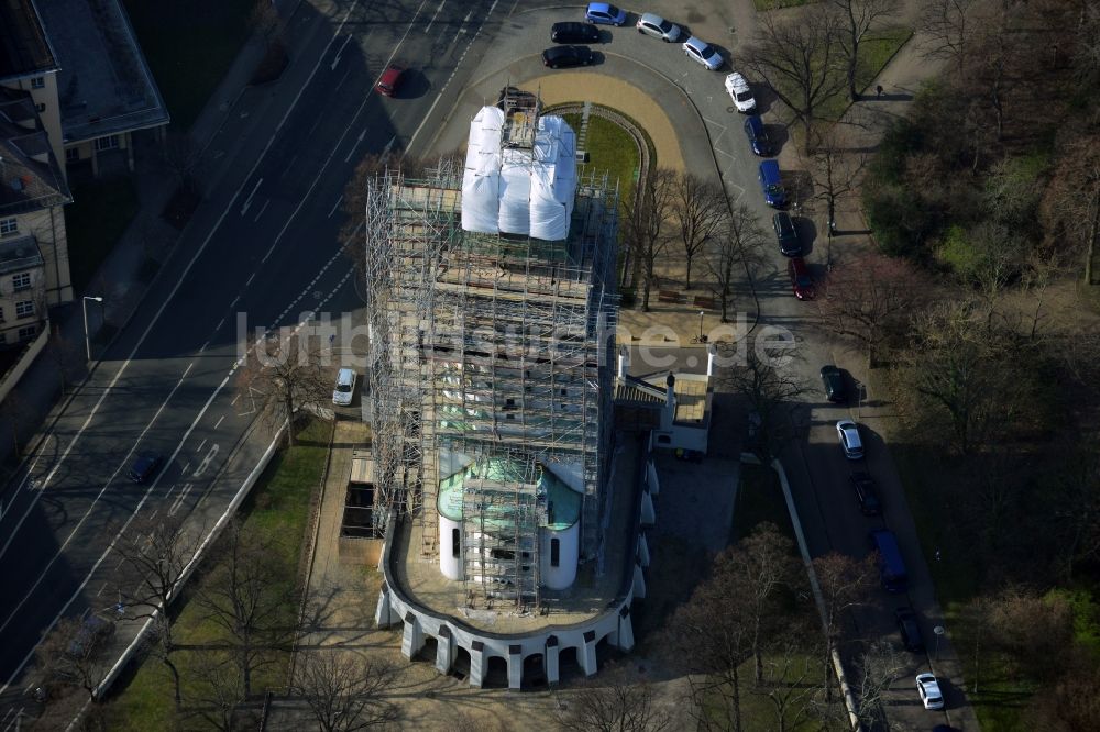 Leipzig aus der Vogelperspektive: Eingerüsteter Kirchenturm der Russischen - Orthodoxen Gedächtniskirche in Leipzig im Bundesland Sachsen