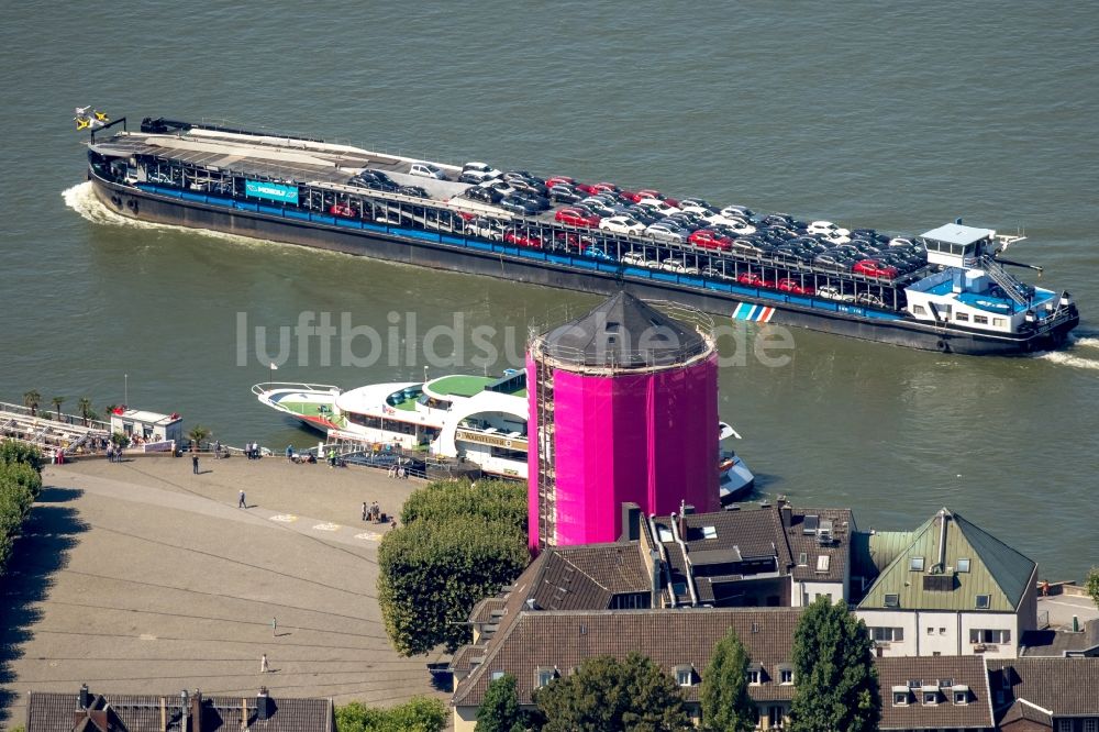 Düsseldorf aus der Vogelperspektive: Eingerüsteter und rosa verkleideter Schlossturm am Ufer des Flusses Rhein am Burgplatz in Düsseldorf im Bundesland Nordrhein-Westfalen