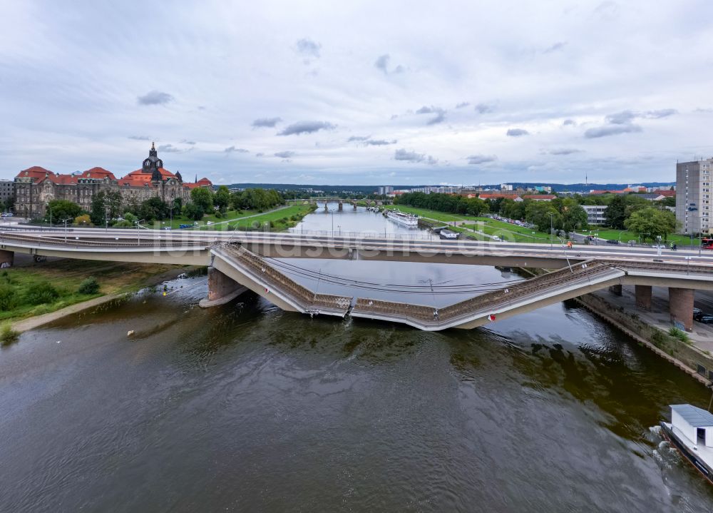 Dresden von oben - Eingestürzte Elbe- Flußbrücke Carolabrücke in Dresden im Bundesland Sachsen, Deutschland