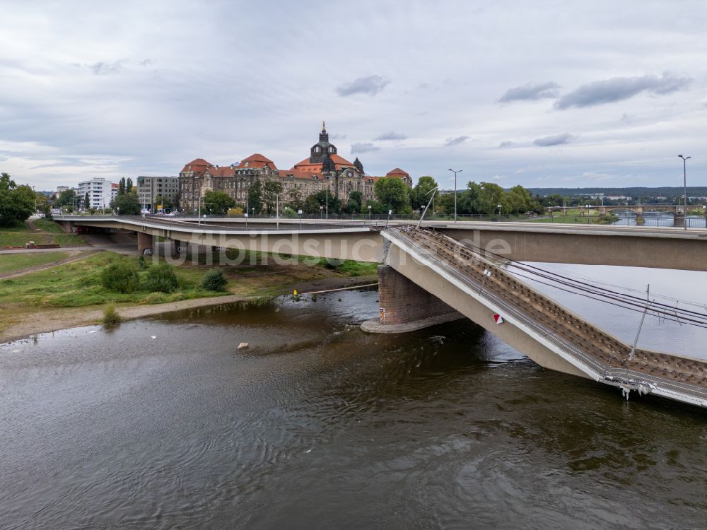 Dresden aus der Vogelperspektive: Eingestürzte Elbe- Flußbrücke Carolabrücke in Dresden im Bundesland Sachsen, Deutschland