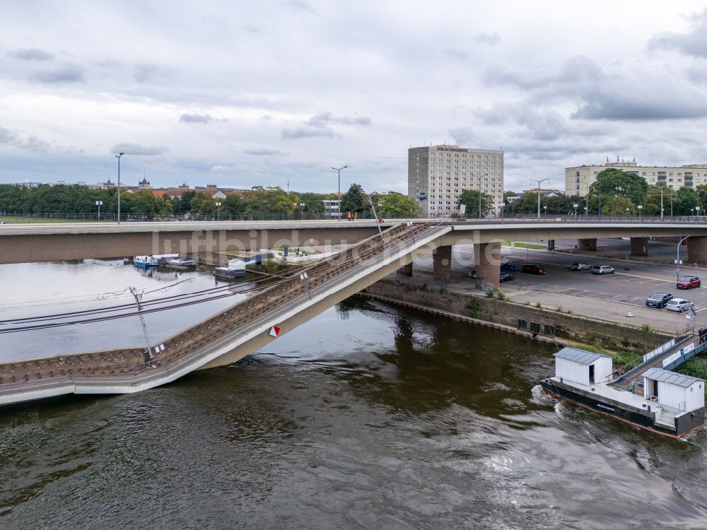 Luftaufnahme Dresden - Eingestürzte Elbe- Flußbrücke Carolabrücke in Dresden im Bundesland Sachsen, Deutschland