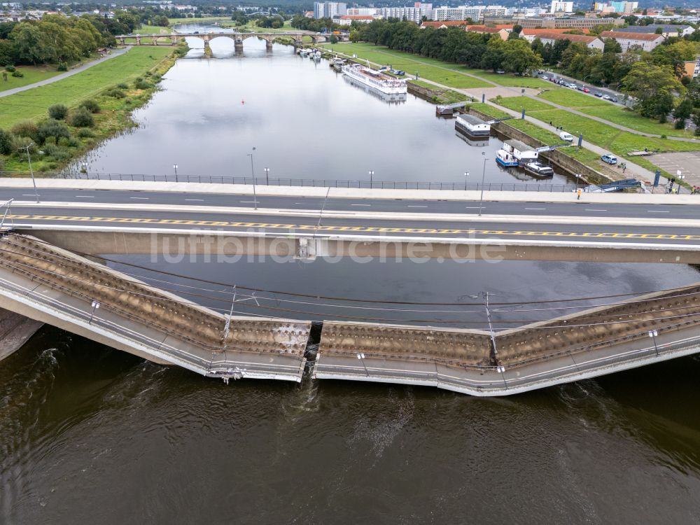 Dresden von oben - Eingestürzte Elbe- Flußbrücke Carolabrücke in Dresden im Bundesland Sachsen, Deutschland