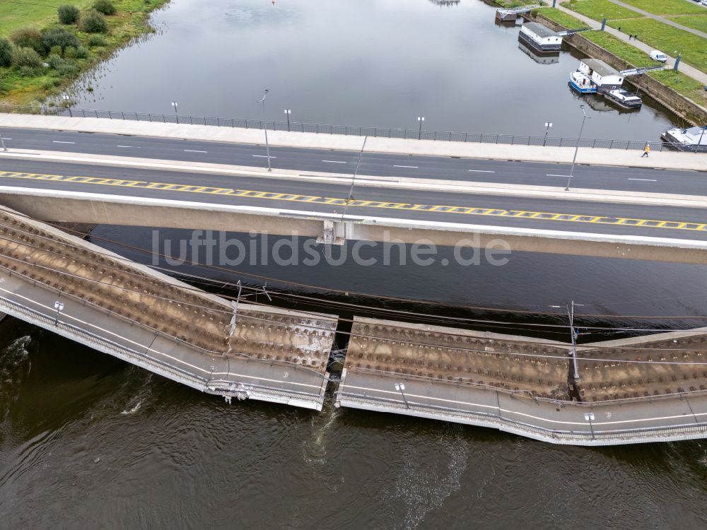 Dresden aus der Vogelperspektive: Eingestürzte Elbe- Flußbrücke Carolabrücke in Dresden im Bundesland Sachsen, Deutschland