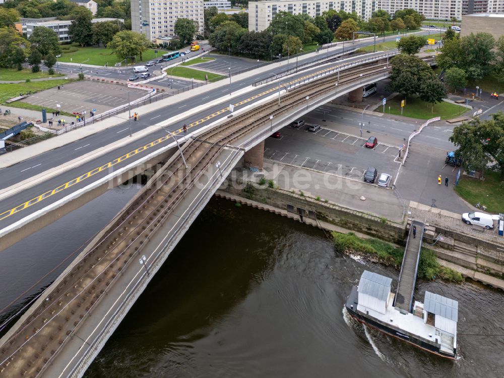 Luftaufnahme Dresden - Eingestürzte Elbe- Flußbrücke Carolabrücke in Dresden im Bundesland Sachsen, Deutschland