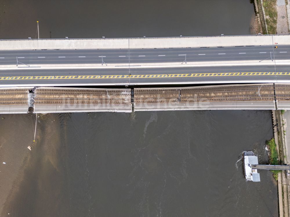 Dresden aus der Vogelperspektive: Eingestürzte Elbe- Flußbrücke Carolabrücke in Dresden im Bundesland Sachsen, Deutschland