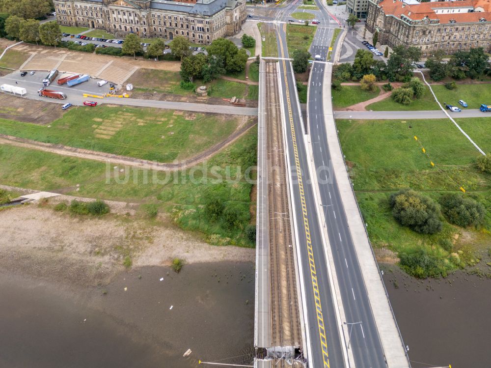 Dresden aus der Vogelperspektive: Eingestürzte Elbe- Flußbrücke Carolabrücke in Dresden im Bundesland Sachsen, Deutschland