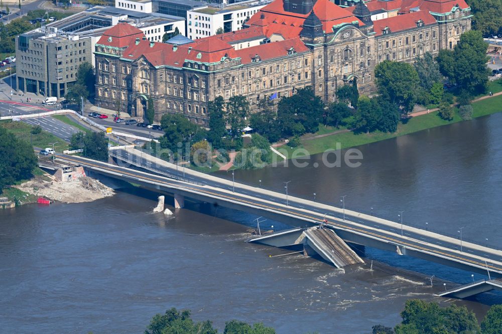 Dresden von oben - Eingestürzte Elbe- Flußbrücke Carolabrücke in Dresden im Bundesland Sachsen, Deutschland