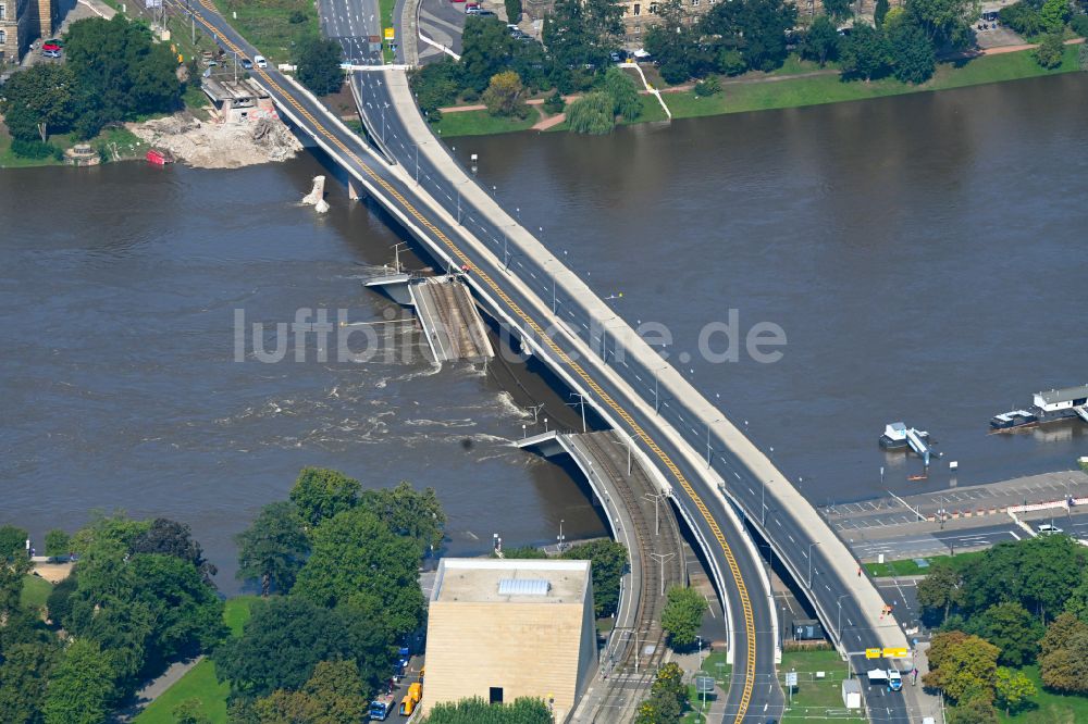 Dresden aus der Vogelperspektive: Eingestürzte Elbe- Flußbrücke Carolabrücke in Dresden im Bundesland Sachsen, Deutschland