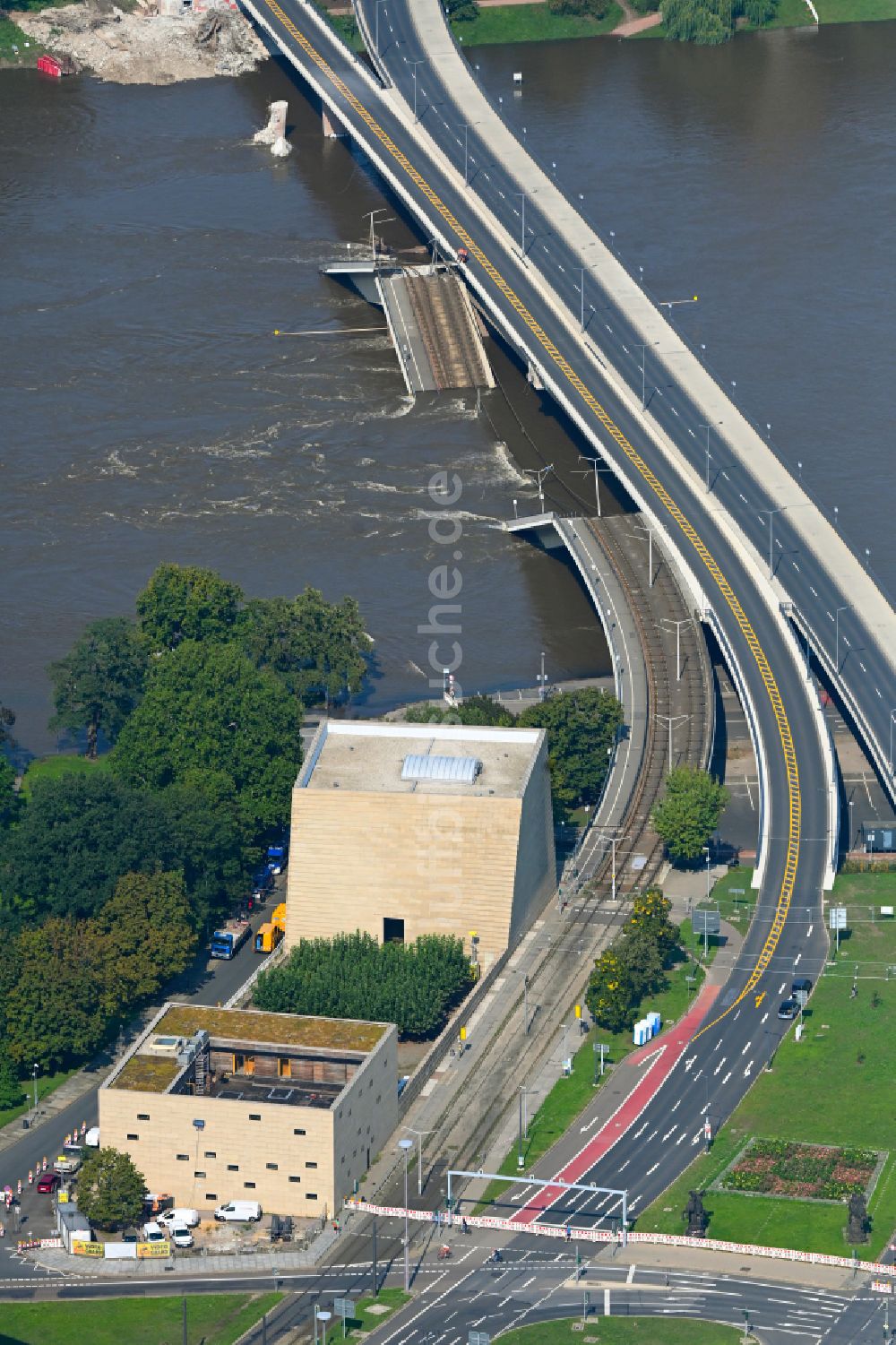 Luftbild Dresden - Eingestürzte Elbe- Flußbrücke Carolabrücke in Dresden im Bundesland Sachsen, Deutschland