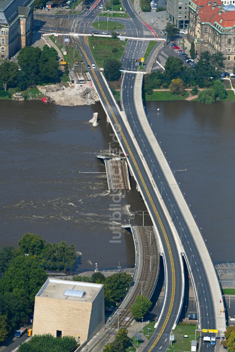 Luftaufnahme Dresden - Eingestürzte Elbe- Flußbrücke Carolabrücke in Dresden im Bundesland Sachsen, Deutschland