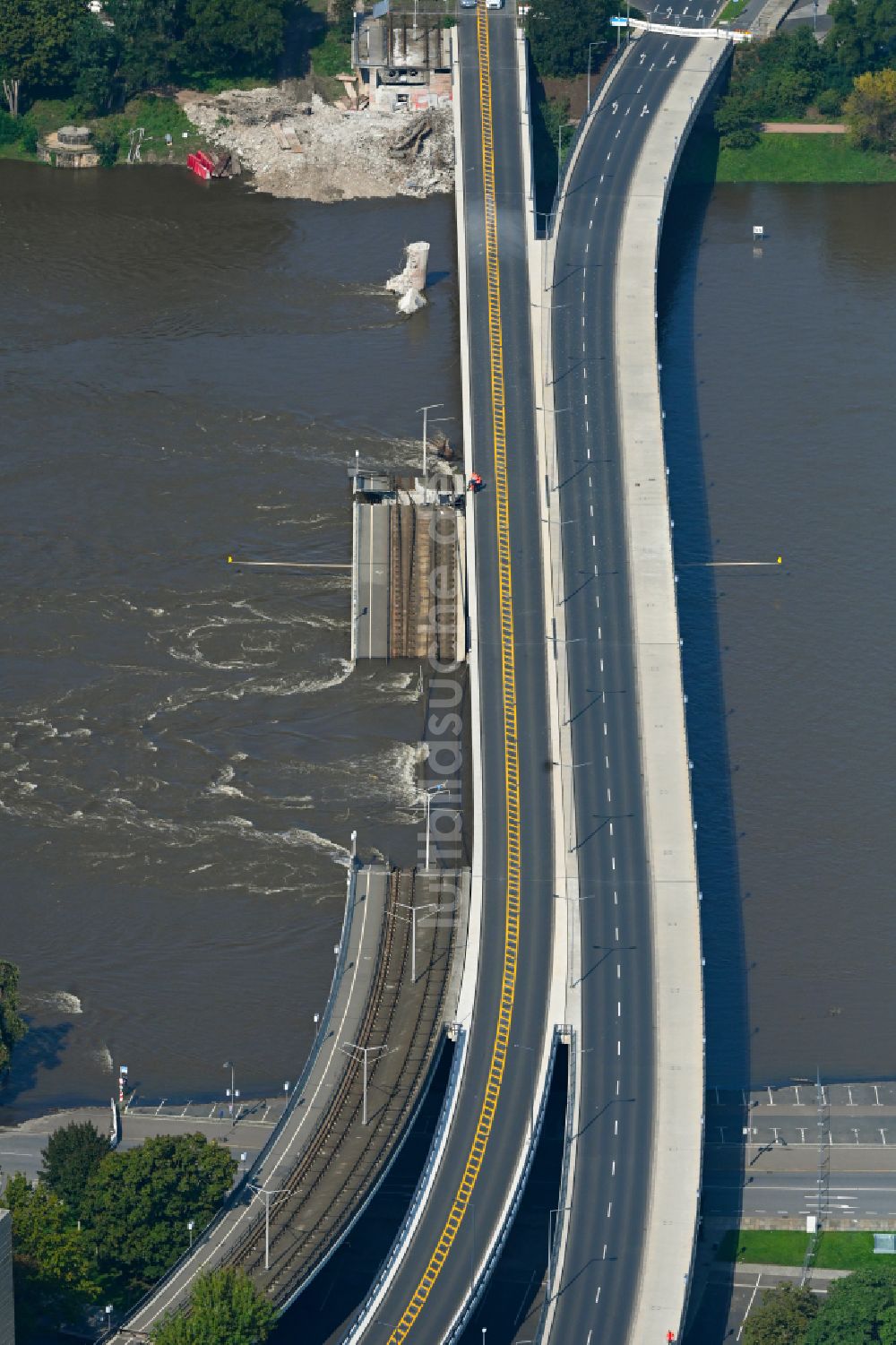 Dresden von oben - Eingestürzte Elbe- Flußbrücke Carolabrücke in Dresden im Bundesland Sachsen, Deutschland