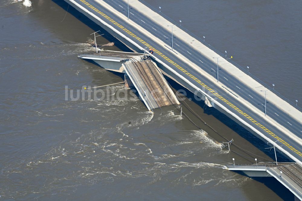 Dresden aus der Vogelperspektive: Eingestürzte Elbe- Flußbrücke Carolabrücke in Dresden im Bundesland Sachsen, Deutschland