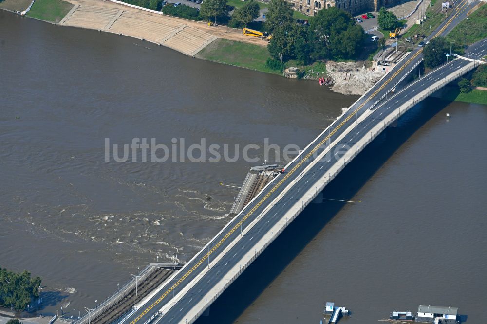 Luftbild Dresden - Eingestürzte Elbe- Flußbrücke Carolabrücke in Dresden im Bundesland Sachsen, Deutschland