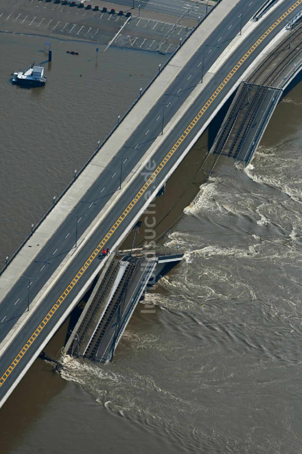 Luftaufnahme Dresden - Eingestürzte Elbe- Flußbrücke Carolabrücke in Dresden im Bundesland Sachsen, Deutschland