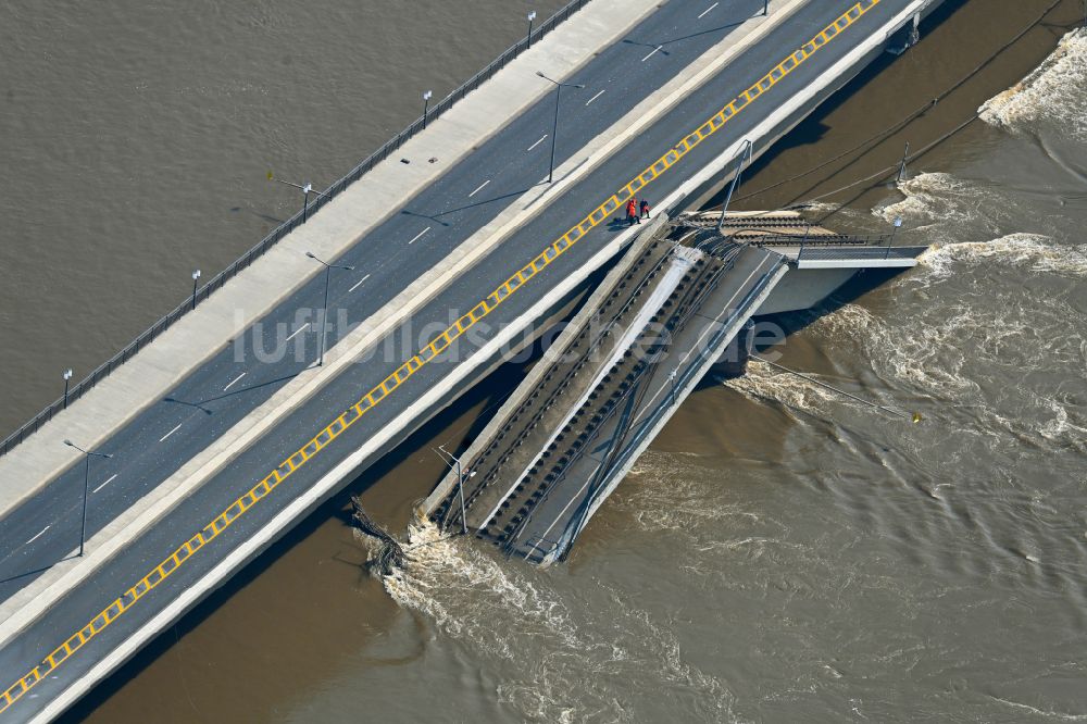 Dresden von oben - Eingestürzte Elbe- Flußbrücke Carolabrücke in Dresden im Bundesland Sachsen, Deutschland