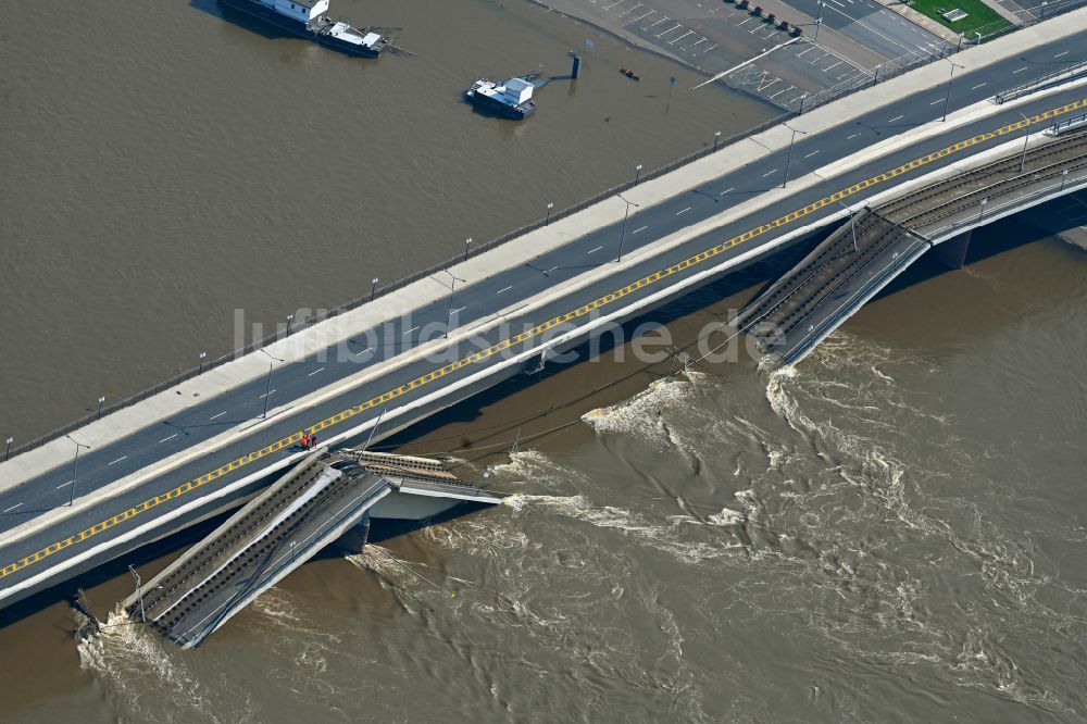 Dresden aus der Vogelperspektive: Eingestürzte Elbe- Flußbrücke Carolabrücke in Dresden im Bundesland Sachsen, Deutschland