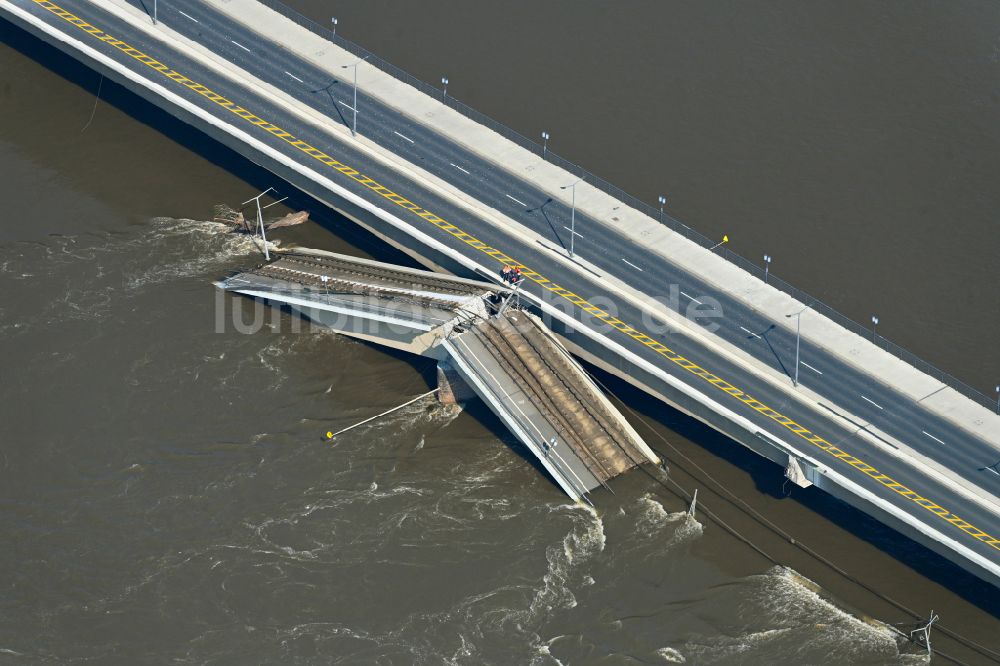 Luftaufnahme Dresden - Eingestürzte Elbe- Flußbrücke Carolabrücke in Dresden im Bundesland Sachsen, Deutschland