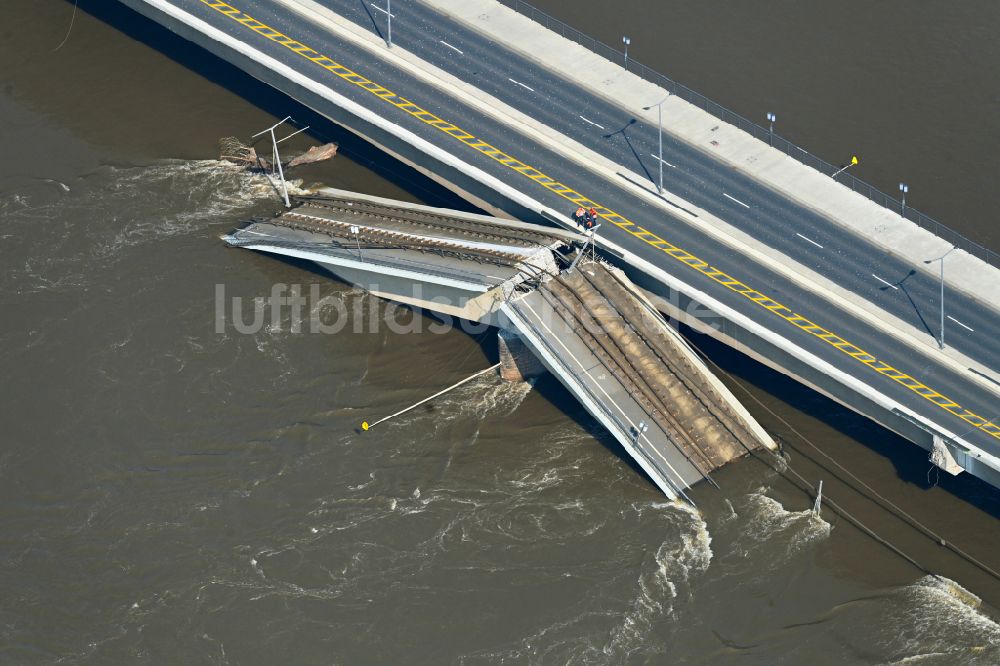 Dresden von oben - Eingestürzte Elbe- Flußbrücke Carolabrücke in Dresden im Bundesland Sachsen, Deutschland