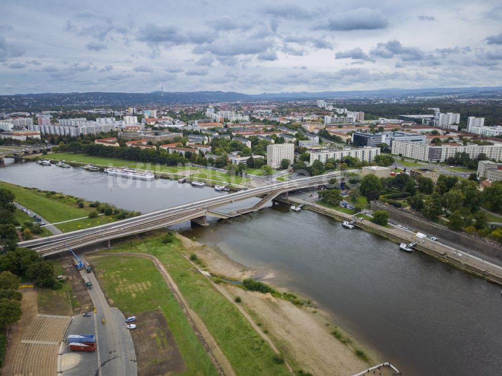 Dresden aus der Vogelperspektive: Eingestürzte Elbe- Flußbrücke Carolabrücke in Dresden im Bundesland Sachsen, Deutschland