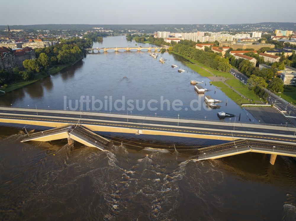 Luftaufnahme Dresden - Eingestürzte Elbe- Flußbrücke Carolabrücke in Dresden im Bundesland Sachsen, Deutschland