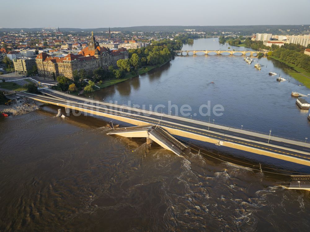 Dresden von oben - Eingestürzte Elbe- Flußbrücke Carolabrücke in Dresden im Bundesland Sachsen, Deutschland