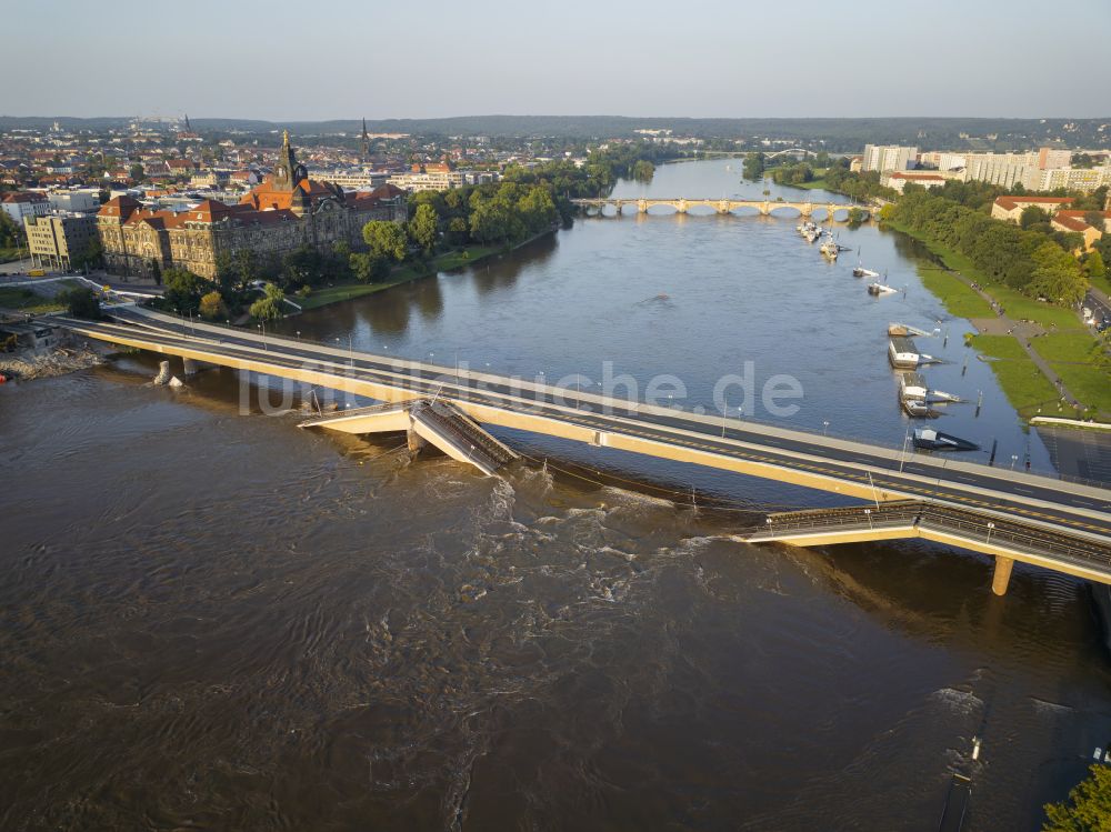 Dresden aus der Vogelperspektive: Eingestürzte Elbe- Flußbrücke Carolabrücke in Dresden im Bundesland Sachsen, Deutschland