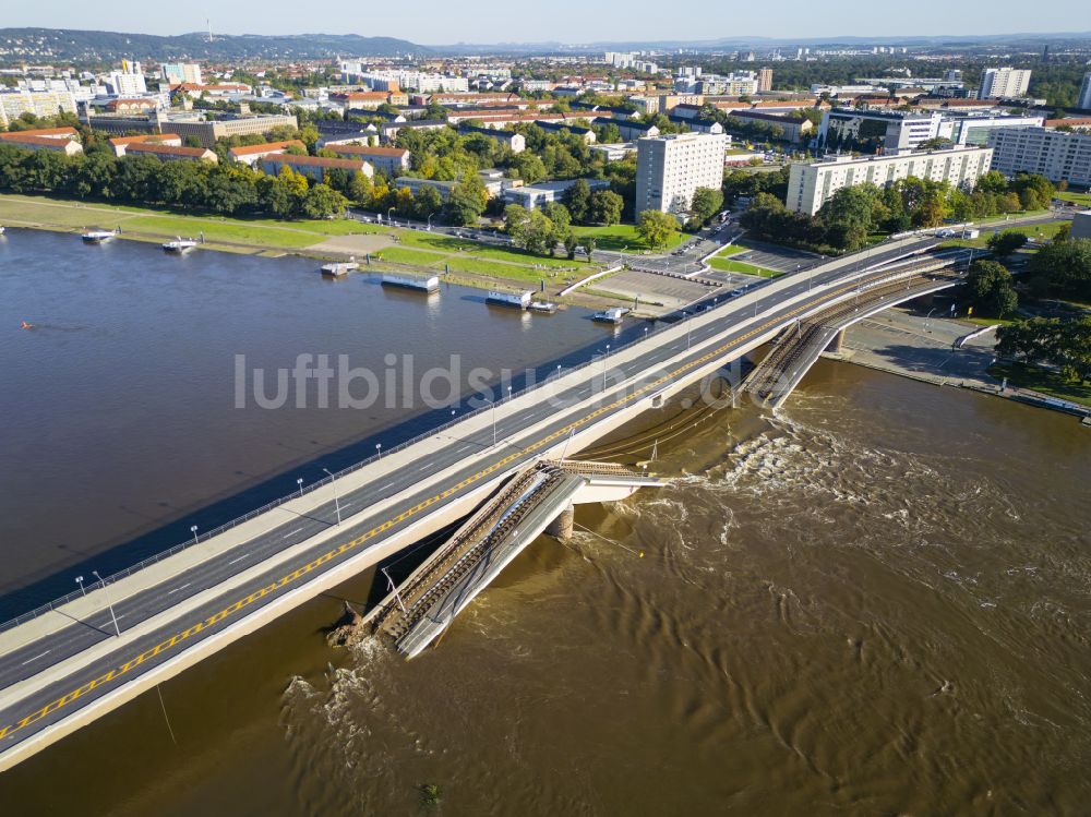 Dresden von oben - Eingestürzte Elbe- Flußbrücke Carolabrücke in Dresden im Bundesland Sachsen, Deutschland