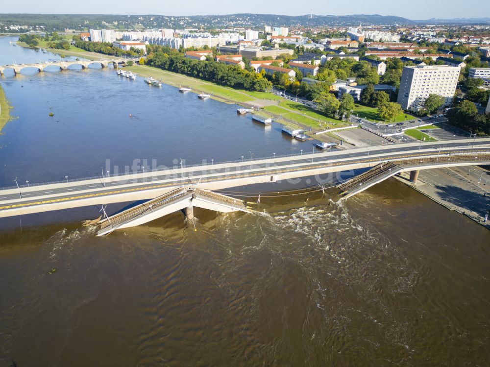 Dresden aus der Vogelperspektive: Eingestürzte Elbe- Flußbrücke Carolabrücke in Dresden im Bundesland Sachsen, Deutschland