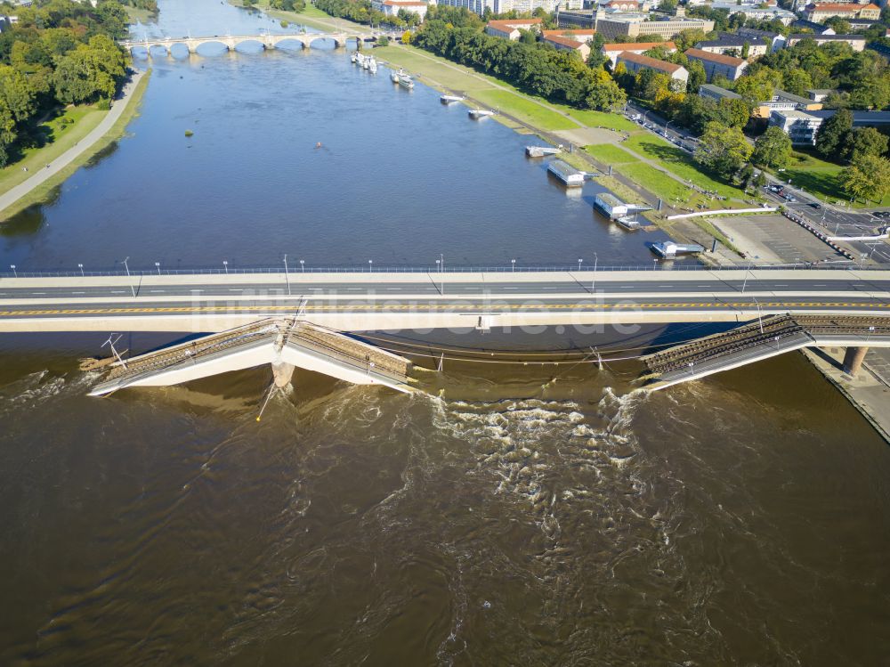 Luftbild Dresden - Eingestürzte Elbe- Flußbrücke Carolabrücke in Dresden im Bundesland Sachsen, Deutschland