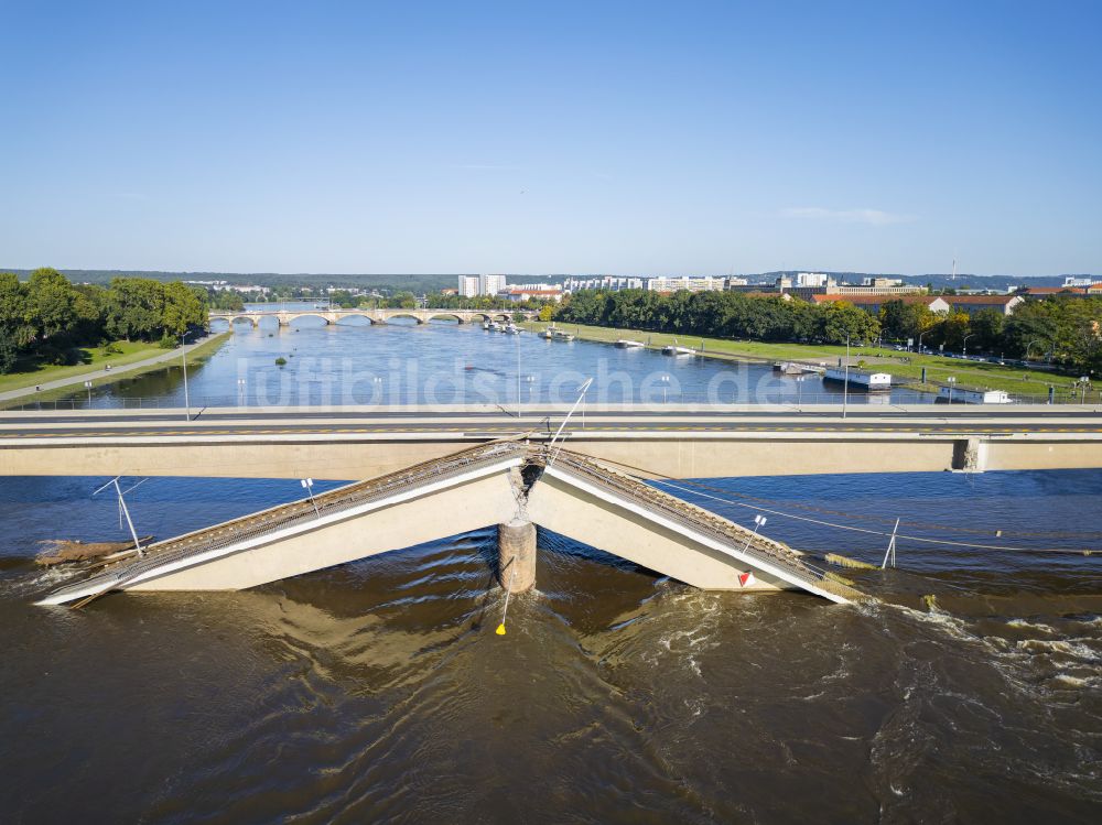 Luftaufnahme Dresden - Eingestürzte Elbe- Flußbrücke Carolabrücke in Dresden im Bundesland Sachsen, Deutschland