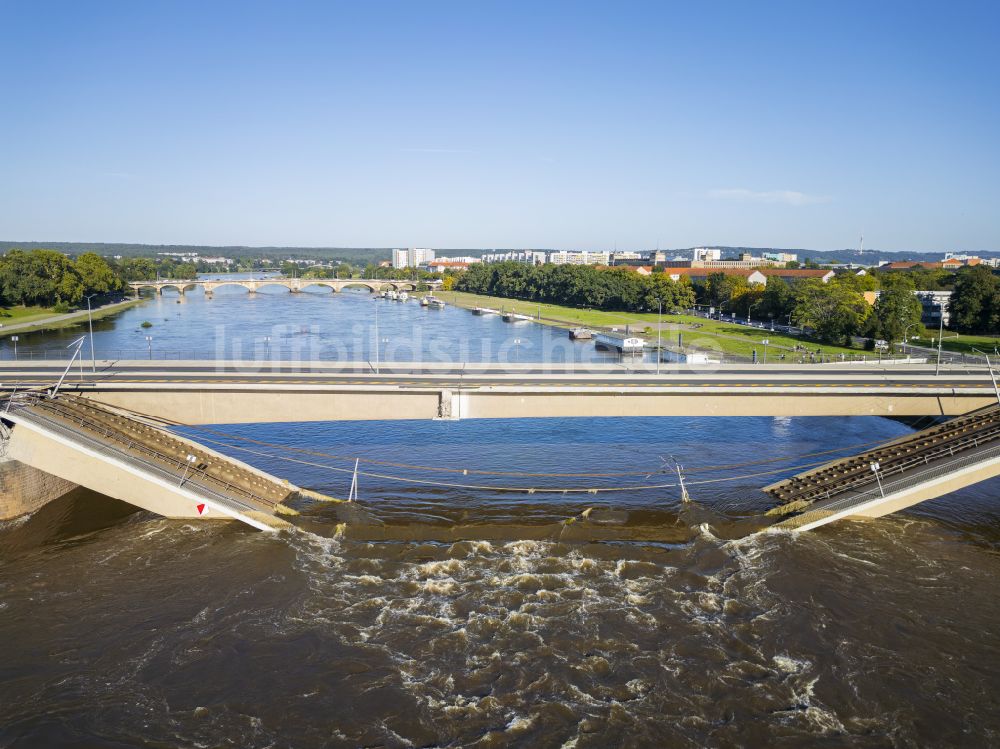 Dresden von oben - Eingestürzte Elbe- Flußbrücke Carolabrücke in Dresden im Bundesland Sachsen, Deutschland