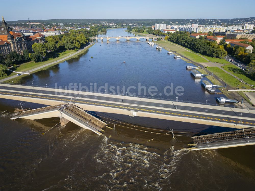 Dresden aus der Vogelperspektive: Eingestürzte Elbe- Flußbrücke Carolabrücke in Dresden im Bundesland Sachsen, Deutschland