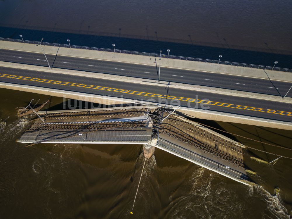 Luftaufnahme Dresden - Eingestürzte Elbe- Flußbrücke Carolabrücke in Dresden im Bundesland Sachsen, Deutschland