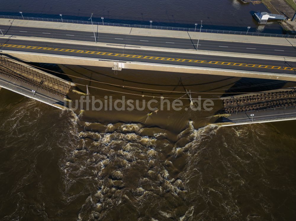 Dresden von oben - Eingestürzte Elbe- Flußbrücke Carolabrücke in Dresden im Bundesland Sachsen, Deutschland